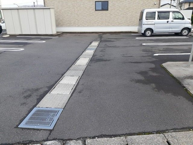 フラン　メゾン１６の駐車場