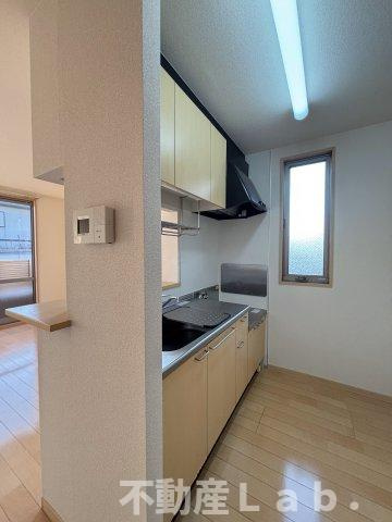 メロディのキッチン|※同一建物別号室のお写真です。妻側の窓はありません。