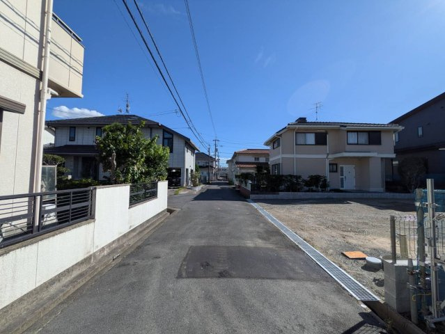 岡山市北区西花尻 1期①号棟の前面道路含む現地写真|◆東側前面道路の幅員は4.0ｍです。