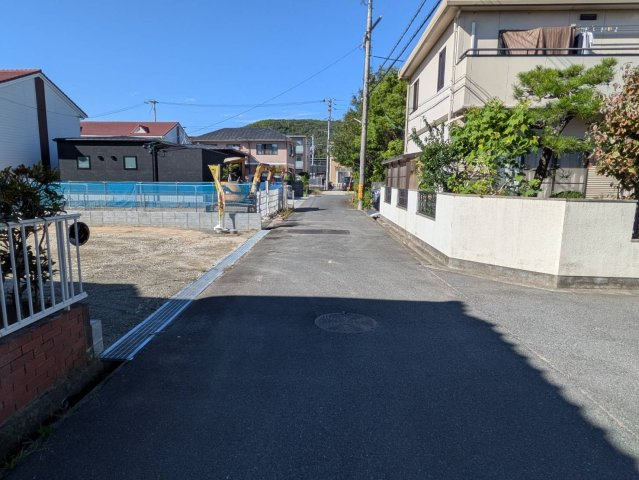 岡山市北区西花尻 1期①号棟の前面道路含む現地写真|◆東側前面道路の幅員は4.0ｍです。