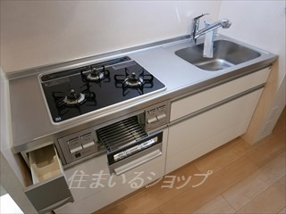 ヴィラジャローネ　デ　ケーヴⅠのキッチン|３口ガスコンロ・グリル付き