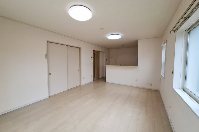 泉大津市清水町の居間・リビング|LDK（実際の室内写真）：約16帖のLDKを備えた4LDKの住まいです。