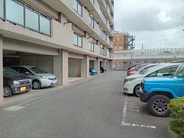 川崎市麻生区黒川の賃貸マンションの駐車場