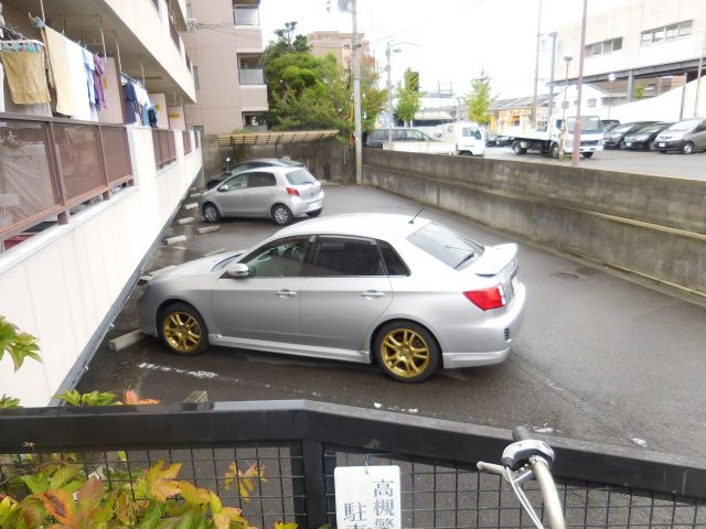 松原ハイツマキの駐車場