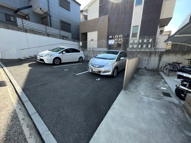 ブラウニー山手の駐車場