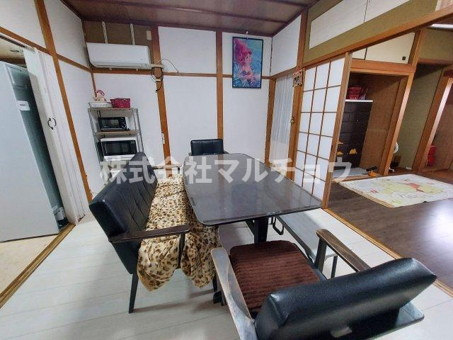 末広戸建ての居間・リビング|こちらの居間で趣味の時間をお楽しみください