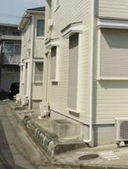 茅ヶ崎市小和田３丁目のアパートのエントランス
