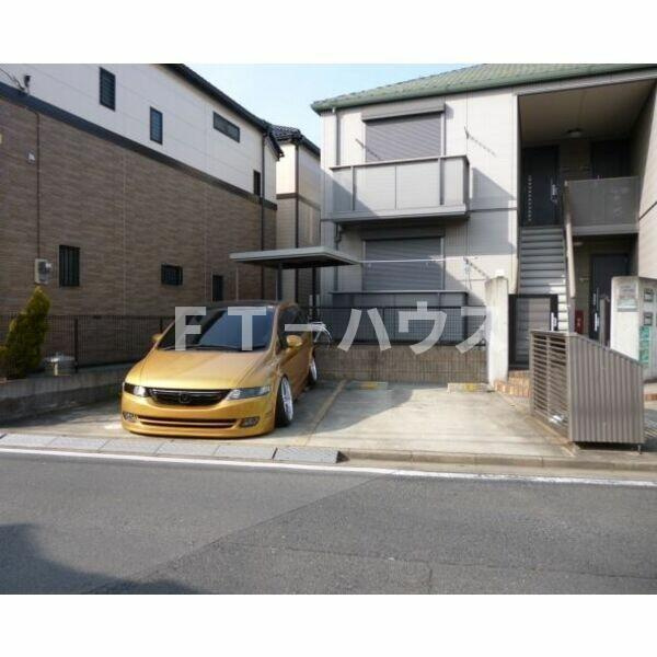 アイネス　スクエアの駐車場