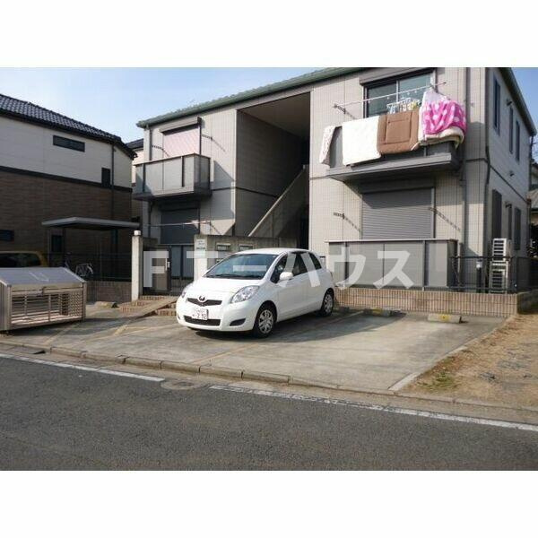 アイネス　スクエアの駐車場