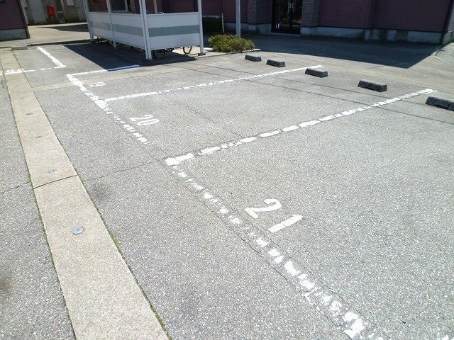 メゾン・ド・プラセールⅡの駐車場