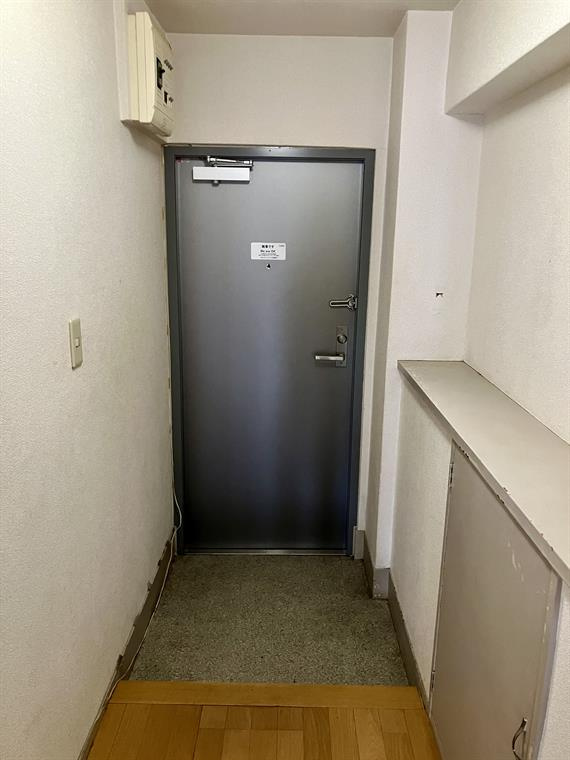 四谷フラワーマンションの玄関|収納もある玄関です