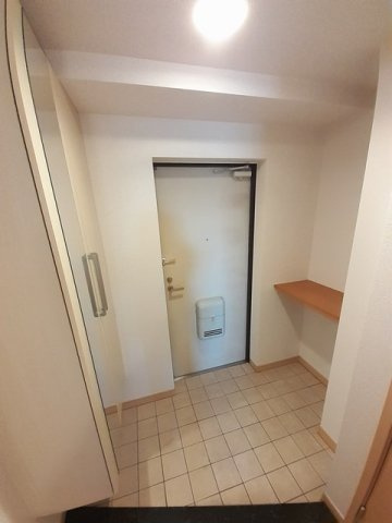 プラティーク六町の玄関