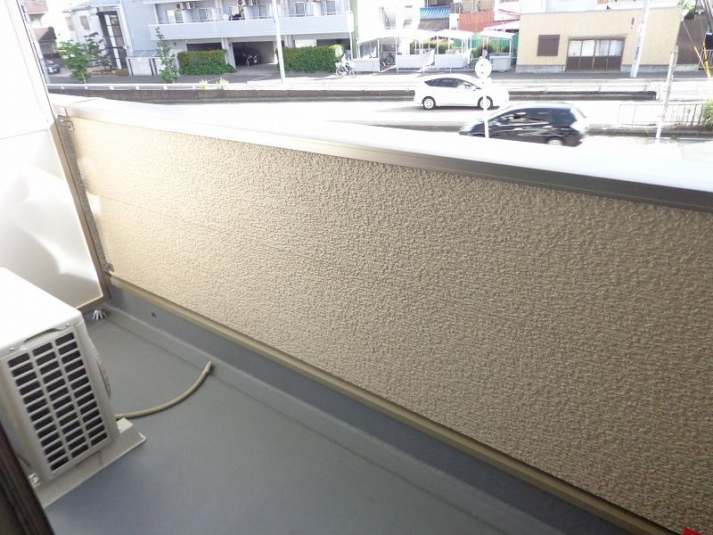 ネオライヴズ　岸部のバルコニー