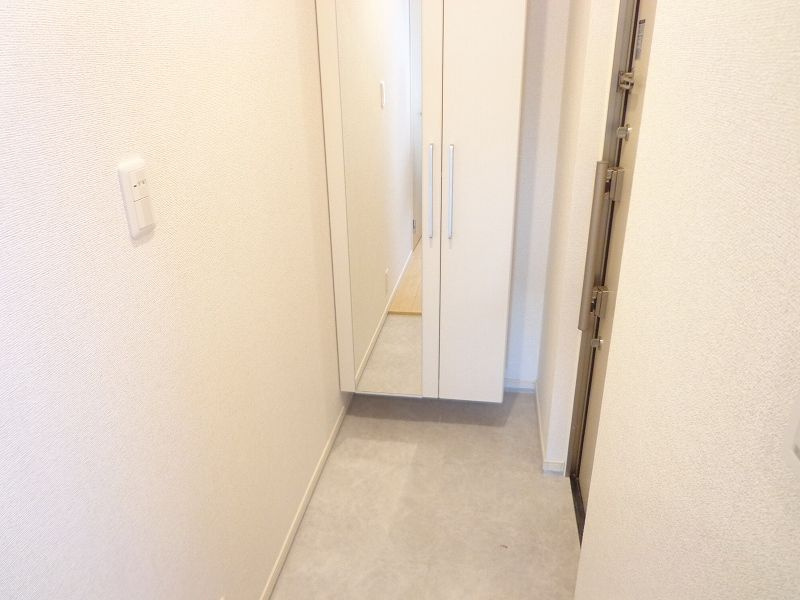 ネオライヴズ　岸部の玄関