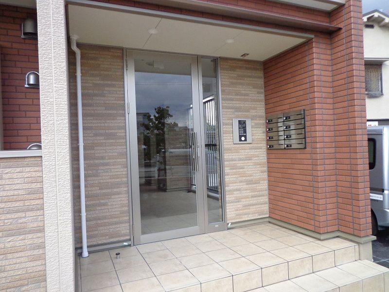 ネオライヴズ　岸部のエントランス