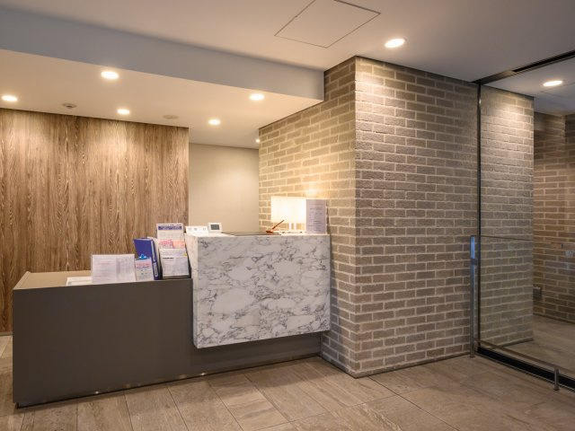 ■【Concierge】宅配便の発送など暮らしのさまざまなニーズに対応します。コンシェルジュカウンターにスタッフがいるホテルライクなサービスが魅力です。
