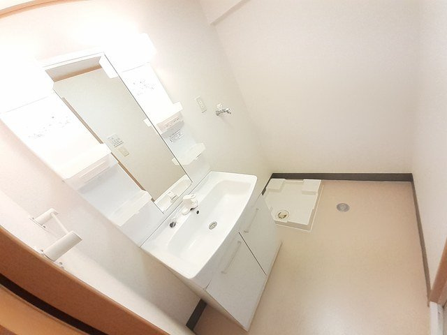 【洗面所】 | イースト・キャッスル | スペースが確保できる洗面所です