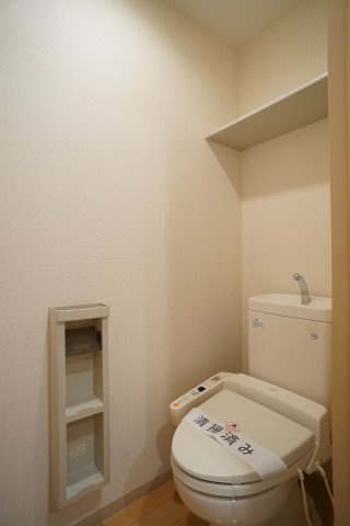 Cube　Ａのトイレ|温水洗浄便座♪上部に収納棚がございます