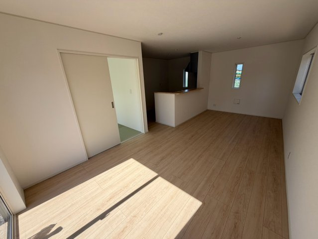 坂出市加茂町　田園風景と山の景色がきれいな新築戸建　４LDKの居間・リビング