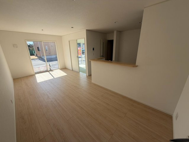 坂出市加茂町　田園風景と山の景色がきれいな新築戸建　４LDKの居間・リビング