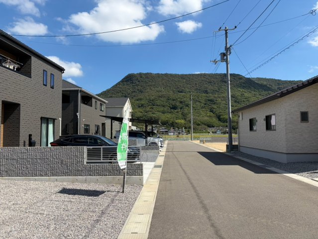 坂出市加茂町　田園風景と山の景色がきれいな新築戸建　４LDKの前面道路含む現地写真