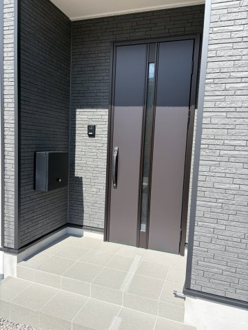 坂出市加茂町　田園風景と山の景色がきれいな新築戸建　４LDKのエントランス