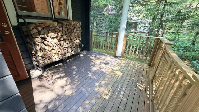 旧軽井沢 三笠通り周辺 ホンカのログハウスのバルコニー