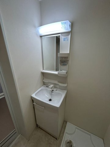アレグリア長田の洗面所|明るい洗面所です