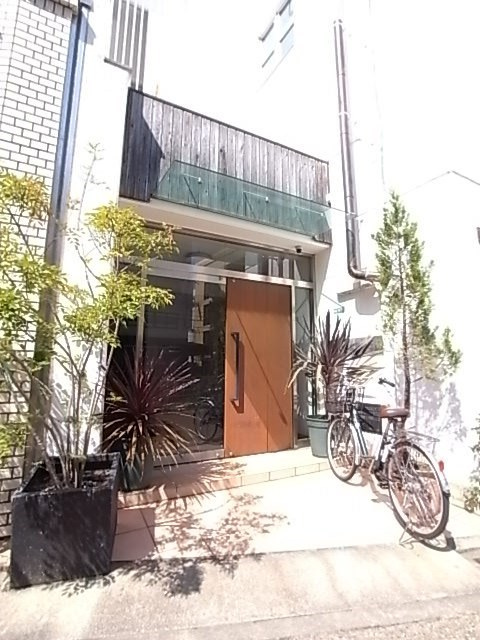 西宮公同教会総合ビルのエントランス
