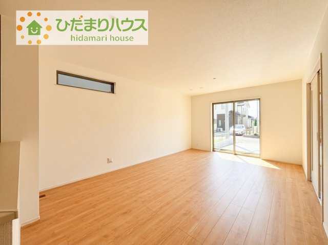 【居間・リビング】 | つくばみらい市富士見ヶ丘３丁目26番　新築戸建　B号棟 | お子様が元気に遊べる広々としたリビングです！