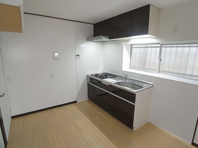 鈴蘭台北町7丁目戸建の居間・リビング|ダイニングキッチンスペース、窓完備で風通し良好
