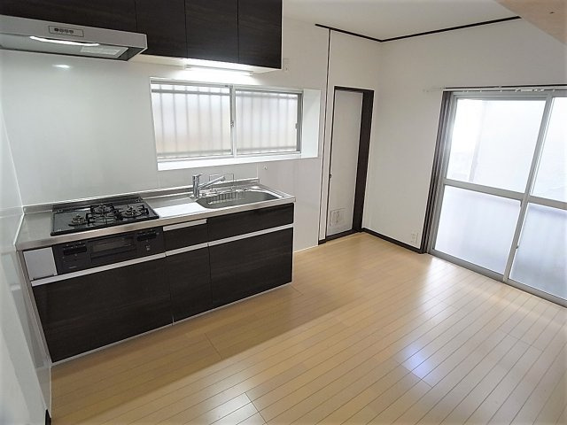 鈴蘭台北町7丁目戸建のキッチン|システムキッチン、ガス3口コンログリル付