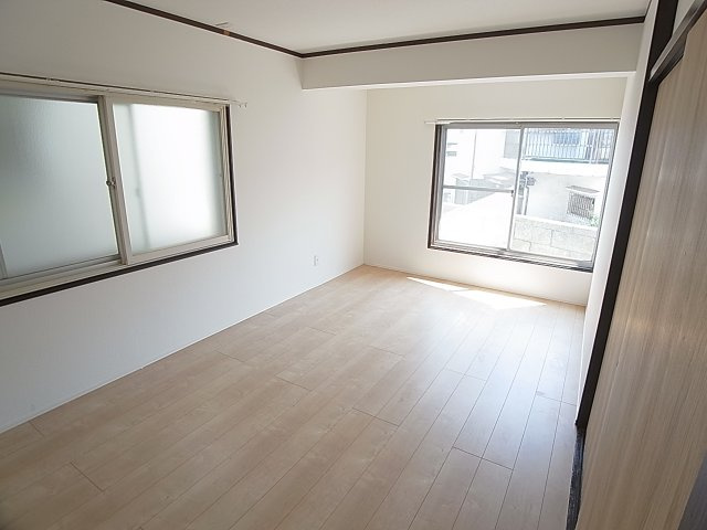 鈴蘭台北町7丁目戸建の内装|１Ｆの８帖の洋室