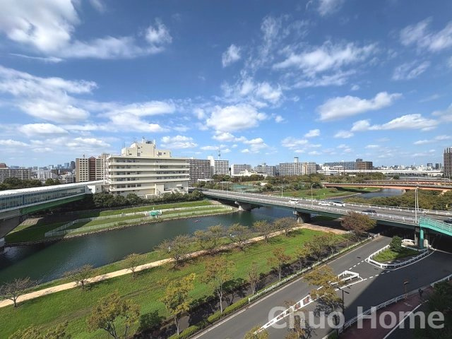 小松川パークマンション弐号棟の展望|手を伸ばせば、ふれることが出来そうな環境が、そのままインテリアになったような印象です。その豊かな眺望にふさわしい空間には、通風・採光にも優れ、心地よい光と風があふれています