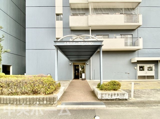 小松川パークマンション弐号棟のエントランス|【エントランス】マンションのエントランスは、その物件の印象を決める、顔とも言える場所です。毎日通る場所ですからきれいなのが一番です。エントランス内はオートロックですので暮らしの安全も確保されています。