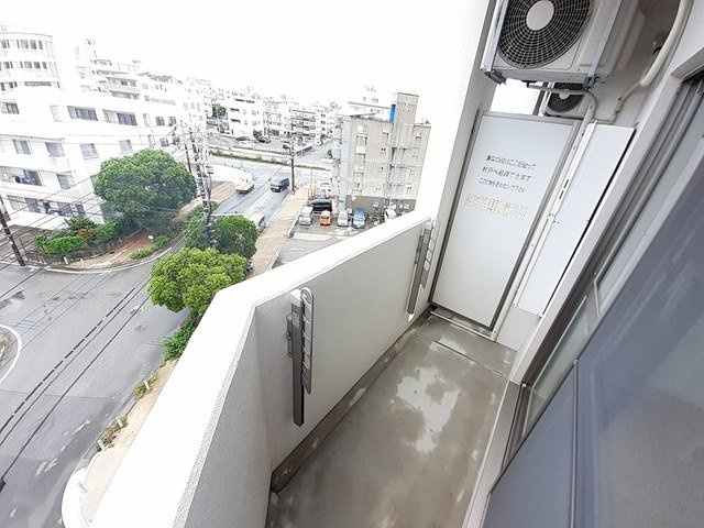 【バルコニー】 | アンドーバーテラス銘苅 | 外からの目が気にならないバルコニーで洗濯物が干せます