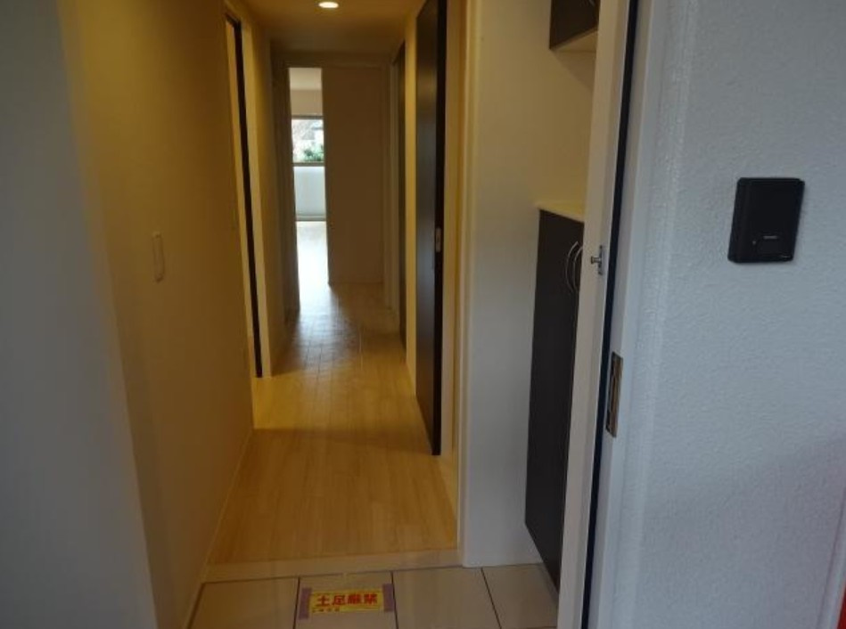 稲城市百村の賃貸マンションの玄関