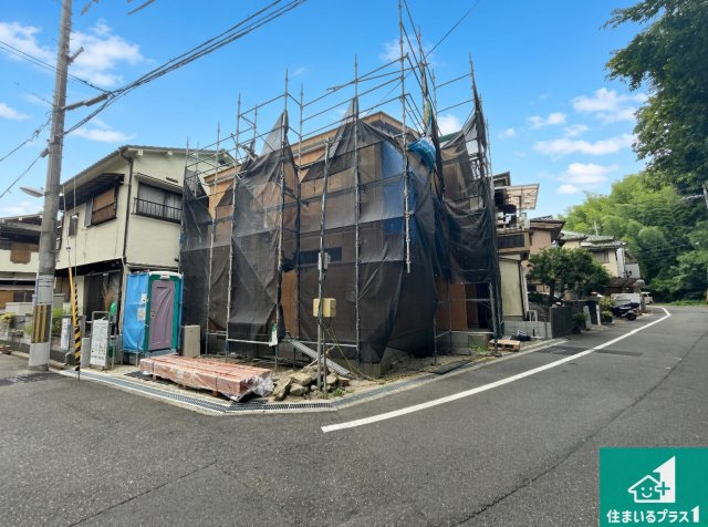 ■寝屋川市寝屋新町　新築一戸建ての前面道路含む現地写真|周辺は落ち着いた街並みの住宅地！子育てがしやすい住環境です！まだ未完成ですが、現地でしかわからない事もございます。是非一度ご覧ください。