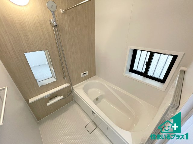 ■寝屋川市寝屋新町　新築一戸建ての前面道路含む現地写真|周辺は落ち着いた街並みの住宅地！子育てがしやすい住環境です！まだ未完成ですが、現地でしかわからない事もございます。是非一度ご覧ください。