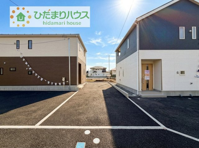 【駐車場】 | 土浦市中村南第11　新築戸建　4号棟 | ゆとりある駐車スペースは、親戚や友達が遊びにきても敷地内に駐車でき、近所に迷惑かけなくてすみます。