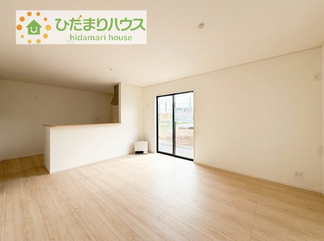 【居間・リビング】 | 土浦市中村南第11　新築戸建　4号棟 | 複層ガラスの遮熱効果と断熱効果で、一年中快適に過ごせます (#^.^#)