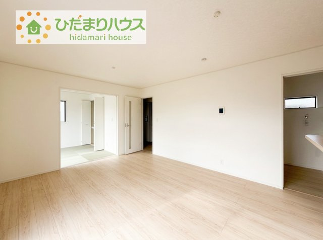 【居間・リビング】 | 土浦市中村南第11　新築戸建　4号棟 | リビングの窓からはあたたかな日差しが差し込みます