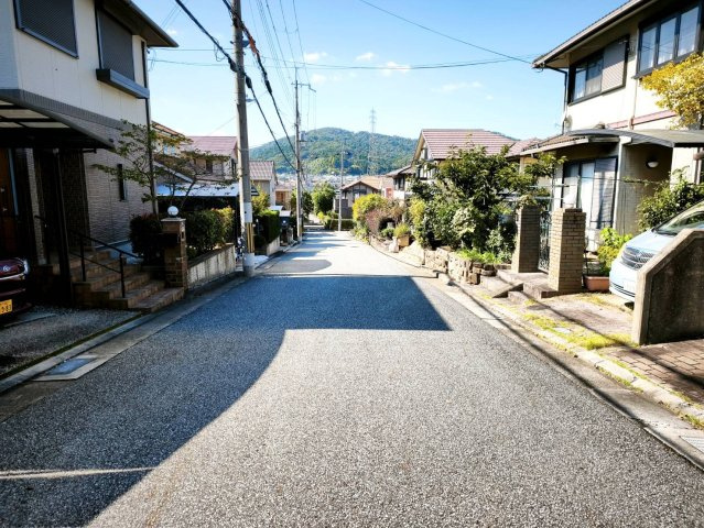 川西市南野坂１丁目　売土地の周辺|南側公道幅員約6.3ｍ（東側からの景色）
運転が苦手な方でも安心です