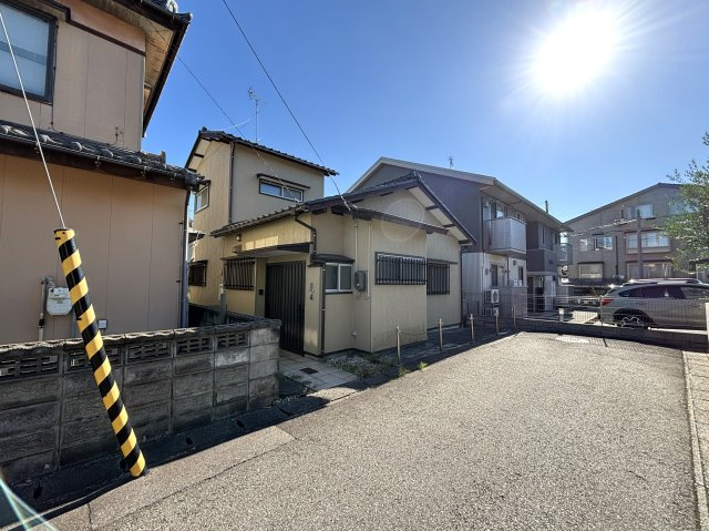 新潟市西区小針西1丁目の前面道路含む現地写真
