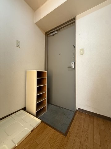 ハイツNANIWAの玄関