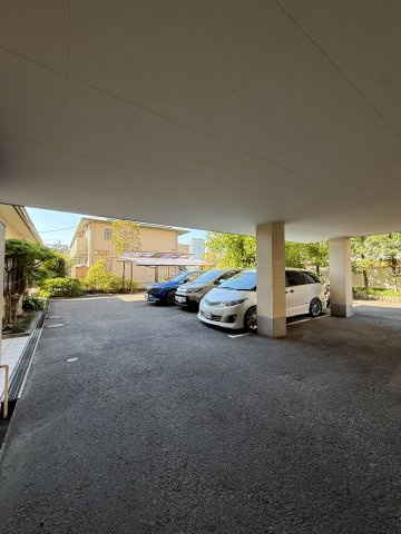 ハイツNANIWAの駐車場