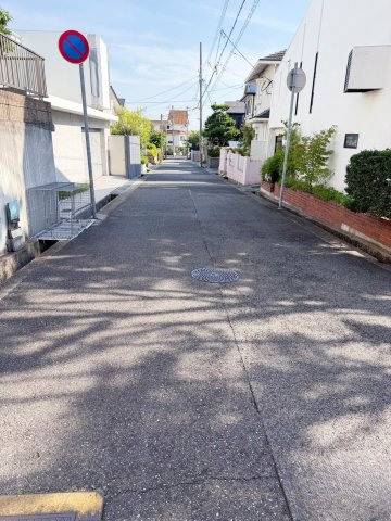 岩園町 中古戸建の前面道路含む現地写真