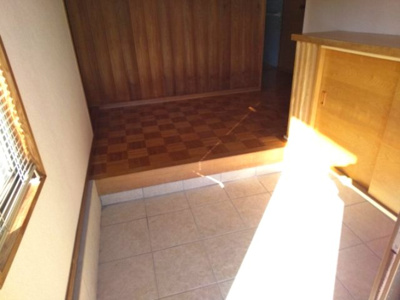 【玄関】 | 大小路二丁目中古住宅 | 白くてきれいなタイル貼玄関です