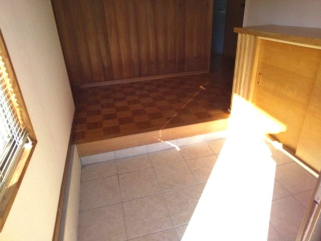 【玄関】 | 大小路二丁目中古住宅 | 白くてきれいなタイル貼玄関です