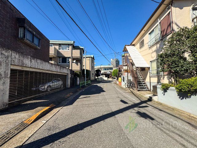 目黒区東が丘2丁目の前面道路含む現地写真